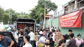 TP Hồ Chí Minh chuyển hàng trăm tấn hàng chovùng lũ