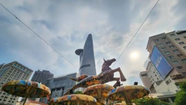 Đường hoa Nguyễn Huệ gấp rút về đích