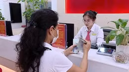 Người dân gửi tiền vào ngân hàng tăng mạnh