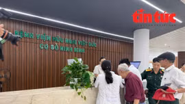 Hàng trăm người dân đến khám bệnh trong ngày khai trương Bệnh viện Việt Đức cơ sở Ninh Bình