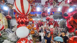 Các cửa hàng bày bán đồ trang trí Giáng sinh trên đường Hải Thượng Lãn Ông (Quận 5) với nhiều mẫu mã đa dạng và bắt mắt.