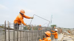 Công nhân "đội nắng" tất bật thi công các hạng mục công trình của dự án Xây dựng hạ tầng và cải tạo môi trường kênh Tham Lương - Bến Cát - Rạch Nước Lên, nhằm đảm bảo đúng tiến độ đề ra.