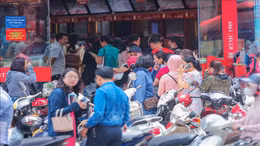 Phát hiện tình trạng thuê xếp hàng mua vàng 'bình ổn'