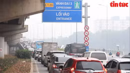 Người dân ùn ùn kéo về quê nghỉ lễ Tết dương lịch, cửa ngõ Hà Nội tiếp tục ùn ứ