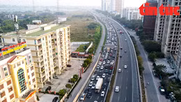 Người dân hối hả trở lại Hà Nội sau nghỉ Tết, cửa ngõ phía nam ùn ứ kéo dài