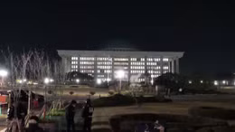 Hàn Quốc rúng động sau quyết định ban hành thiết quân luật của Tổng thống Yoon Suk Yeol