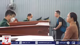 Nhộn nhịp khách du lịch qua lại hai bên biên giới