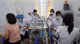Người dân xếp hàng đi tiêm mũi nhắc lại vaccine phòng COVID-19
