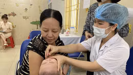 Nắng nóng, người dân vẫn nườm nượp đưa trẻ đi uống Vitamin A