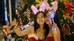 TP Hồ Chí Minh trở lạnh, người dân háo hức đi chơi Noel sớm