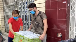 Anh Tây ‘hoá’ shipper phát cơm từ thiện cho người nghèo tại TP Hồ Chí Minh
