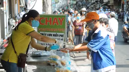 Những suất ăn miễn phí cho người nghèo trong mùa dịch COVID-19