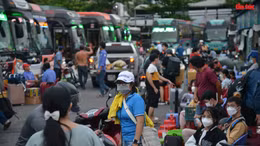Người dân ùn ùn rời TP Hồ Chí Minh về quê đón Tết sớm