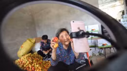 Cụ bà 80 tuổi Livestream bán hàng, 'chốt đơn' ầm ầm trong thời dịch