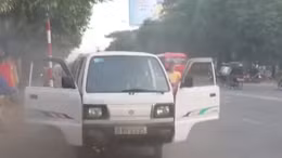 Xe chở học sinh bỗng nhiên bốc khói tại Bình Dương