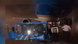 Máy bay Vietnam Airlines va chạm với xe kéo