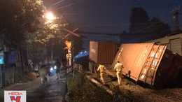 Gác chắn không kéo, tàu hỏa tông vào xe container