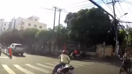 Vừa đi vừa nghe điện thoại, người đàn ông ngã lăn ra đường