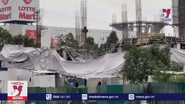 Sập giàn giáo ở Nghệ An, hàng chục công nhân may mắn thoát chết