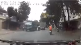 Xe đạp điện suýt gặp tai nạn vì lấn làn xe tải