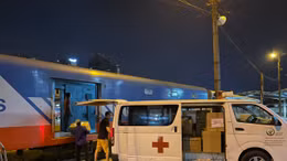 Tàu đến điểm tập kết để vận chuyển tới Bệnh viện dã chiến TP Hồ Chí Minh.
