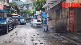 Phố Nhà Hỏa (quận Hoàn Kiếm) từ lâu đã trở thành phố kinh doanh rửa xe riêng của các hộ dân tại đây, khi vỉa hè, lòng đường đều được tận dụng triệt để làm bãi rửa xe. 