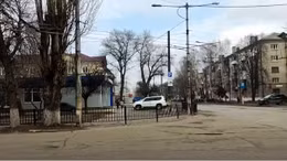 Đường phố Đông Ukraine vắng bóng người, loa phóng thanh chỉ dẫn nơi trú ẩn