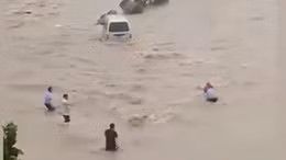 Hình ảnh xả thân cứu người trong trận lụt thế kỷ ở Trung Quốc