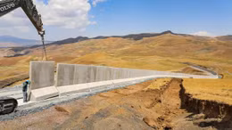 Thổ Nhĩ Kỳ xây tường chắn biên giới ngăn người tị nạn Afghanistan