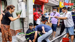 Khoảnh khắc chiến sĩ cứu hoả bị thương được người dân hỗ trợ trong vụ cháy ở Khâm Thiên