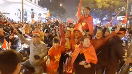 Cổ động viên Thủ đô xuống đường ăn mừng chiến thắng