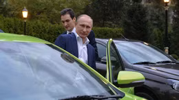 Tổng thống Putin lái thử "xế hộp" Lada