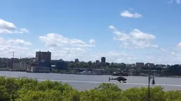Trực thăng mất lái xoay vòng lao sầm xuống sông New York