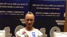 Clip robot Sophia giao lưu với báo giới trong tà áo dài