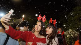 Nam thanh nữ tú vui đùa trong 'mưa tuyết' đêm Giáng sinh