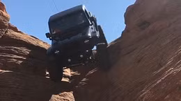 'Nín thở' xem xe jeep đi xuống dốc gần như thẳng đứng