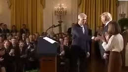 Kiểu bắt tay khiến đối phương ‘lặng người’ của ông Trump