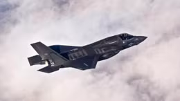 F-35 lần đầu tiên hạ cánh xuống tàu sân bay