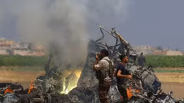 Trực thăng Nga cháy rụi, xác phi công bị kéo lê ở Syria
