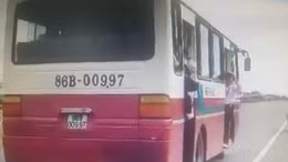 Nguy hiểm xe khách Bình Thuận đưa đón học sinh để các em đu bám cửa xe
