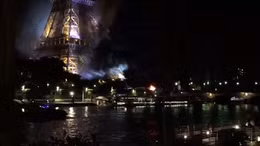 Tháp Eiffel chìm trong khói, người dân Paris lo khủng bố
