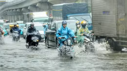 Mưa xuyên đêm, Hà Nội biến thành Hà… Lội