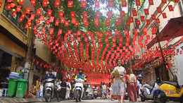 Check-in những phố cờ Hà Nội