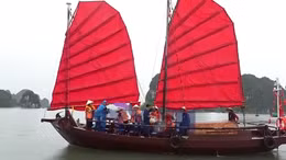 Trải nghiệm đi thuyền buồm ba vách trên vịnh Hạ Long