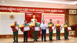 Ông Nguyễn Văn Được, Chủ tịch UBND TP Hồ Chí Minh trao thư khen và hoa cho các tập thể trong khám phá vụ án.