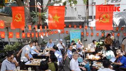 Gần dân từ ly cà phê: Chính quyền xuống cơ sở lắng nghe.