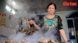 Mỗi dịp Tết Đoan Ngọ (mùng 5/5 Âm lịch), các lò làm bánh ú nước tro truyền thống ở TP Hồ Chí Minh lại tất bật để kịp cung ứng bánh ra thị trường, loại bánh đặc trưng không thể thiếu trong mâm cúng và bữa ăn của người miền Nam. 