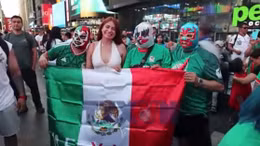 Cổ động viên Mexico, Ecuador mang văn hóa để xích lại gần nhau