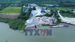 Ngang nhiên xả thải ra sông Đuống