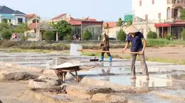 Diêm dân Ninh Bình gian nan giữ nghề muối truyền thống